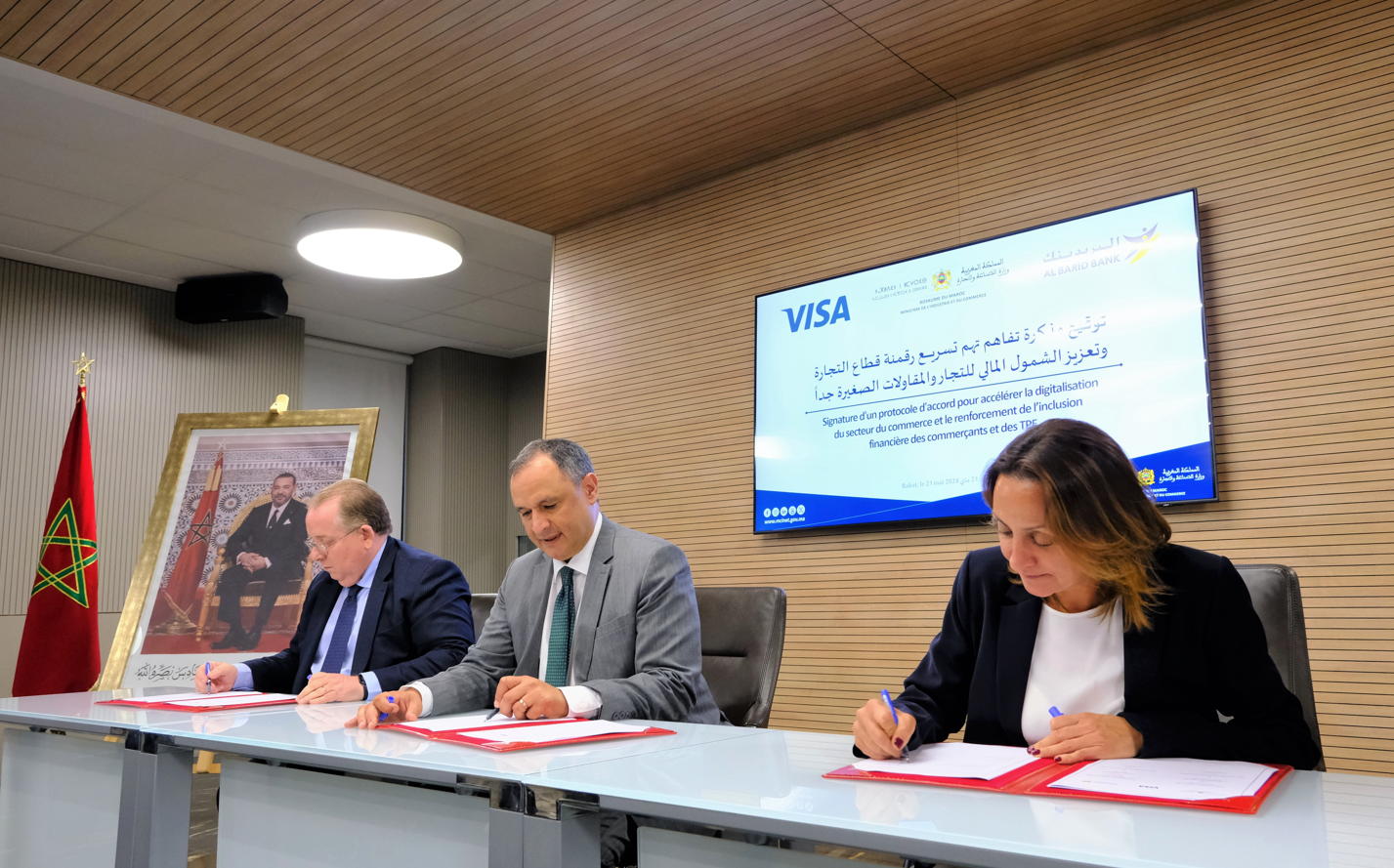 Inclusion financière: le ministère de l’industrie et du commerce signe un accord avec Visa et Al Barid Bank